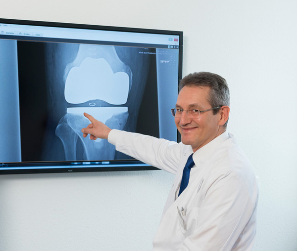 Chefarzt Dr. Mathias Bender bei der Begutachtung eines Röntgenbildes