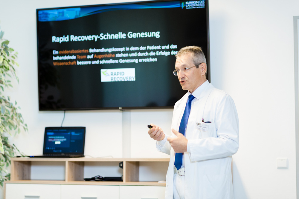 Chefarzt Dr. Mathias Bender erläutert das Rapid Recovery Programm