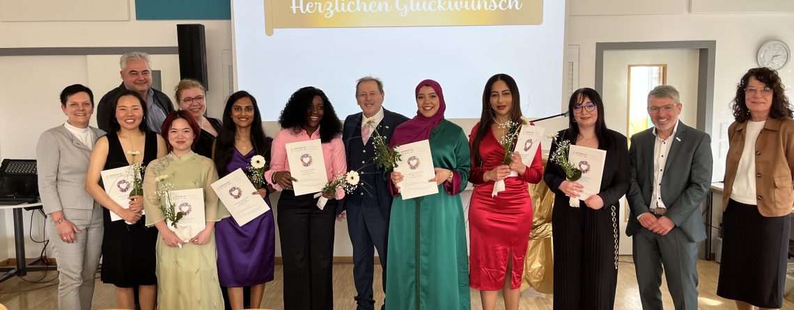 Kurs 4 und die Absolventin des Kurses 3