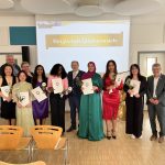 Kurs 4 und die Absolventin des Kurses 3