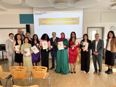 Kurs 4 und die Absolventin des Kurses 3