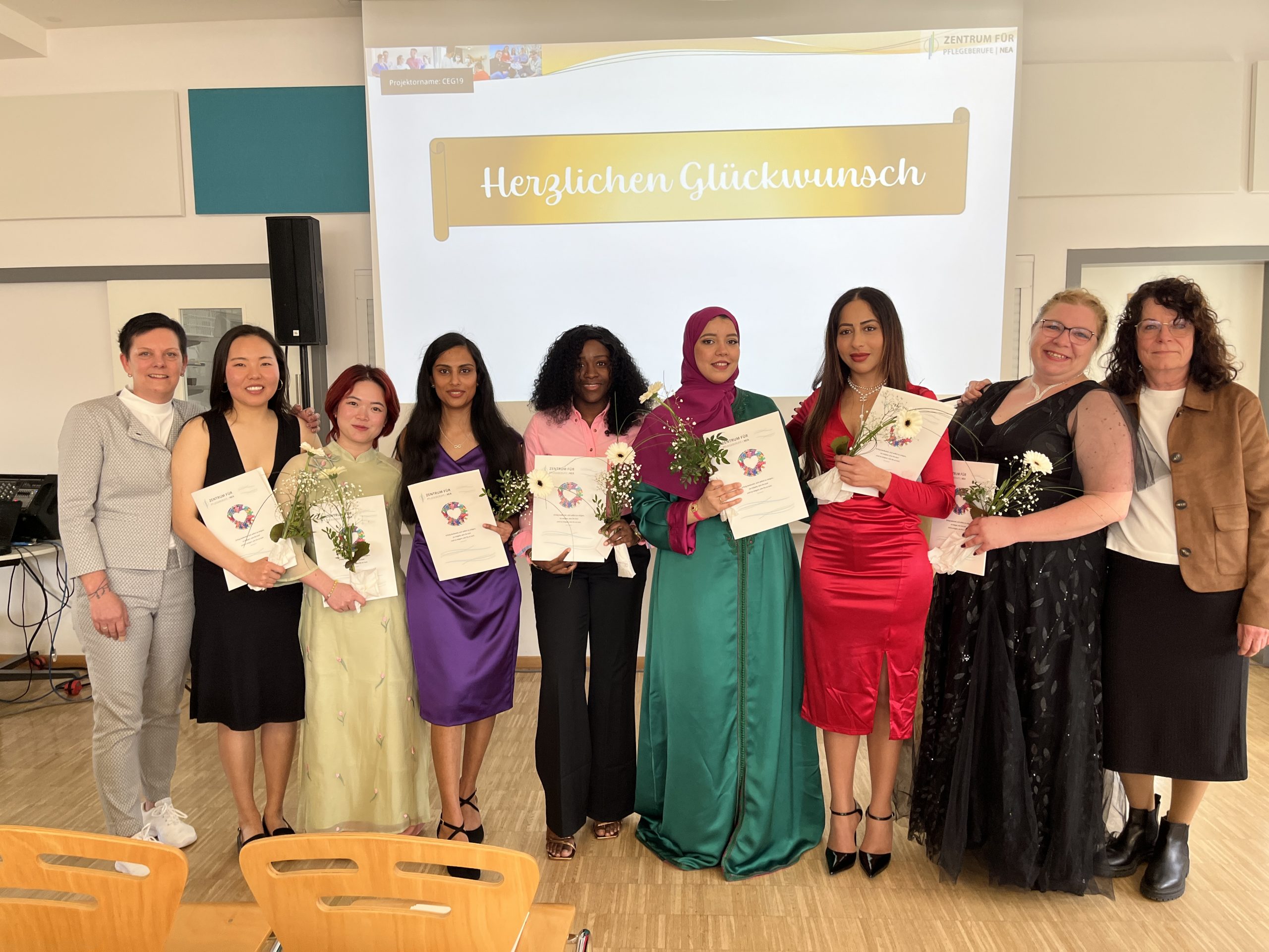 Kurs 4 mit Andrea Strauss, Kursleitung (1.v.r.) und Schulleiterin Andrea Hirsch